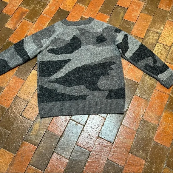 Cyrus men’s crewneck sweater size, large, black, and gray camo - Picture 5 of 5